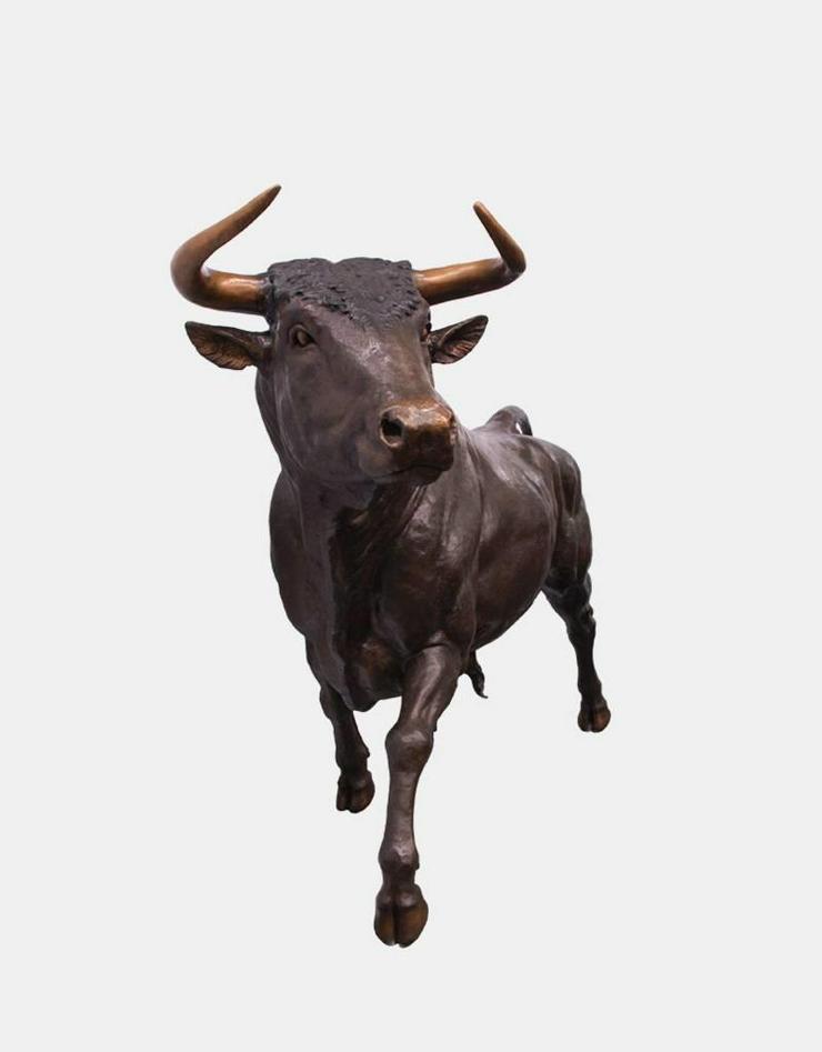 Bild 5: Lebensgroße Stierfigur aus Bronze