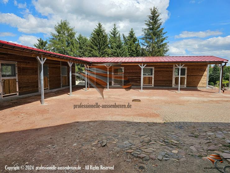 Bild 2: Pferdestall bauen - Außenstall, Pferdebox & Offenstall | Weidehütte, Futterraufe, Heuraufe, Stalltür & Stalltore
