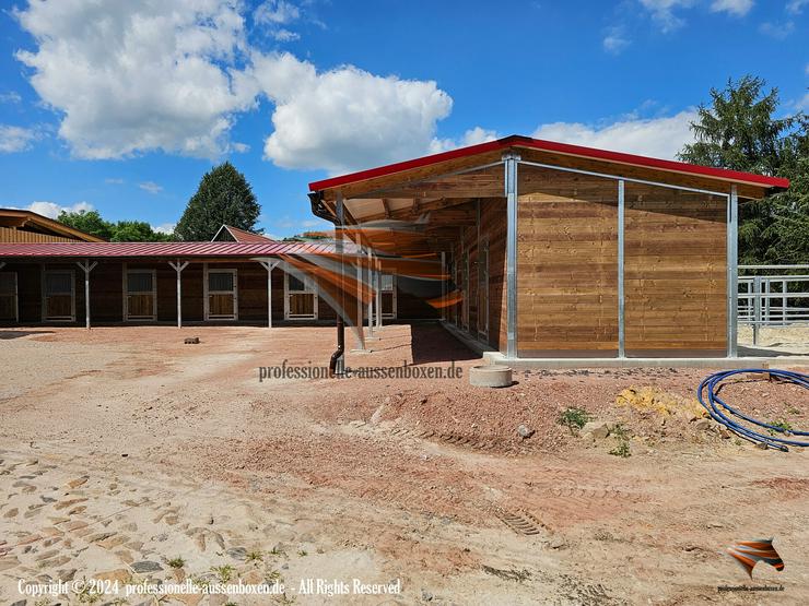 Bild 3: Pferdestall bauen - Außenstall, Pferdebox & Offenstall | Weidehütte, Futterraufe, Heuraufe, Stalltür & Stalltore