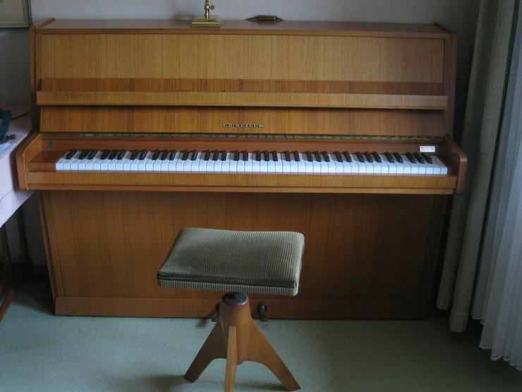 Bild 14: Gepflegtes Seiler-Klavier, teak 