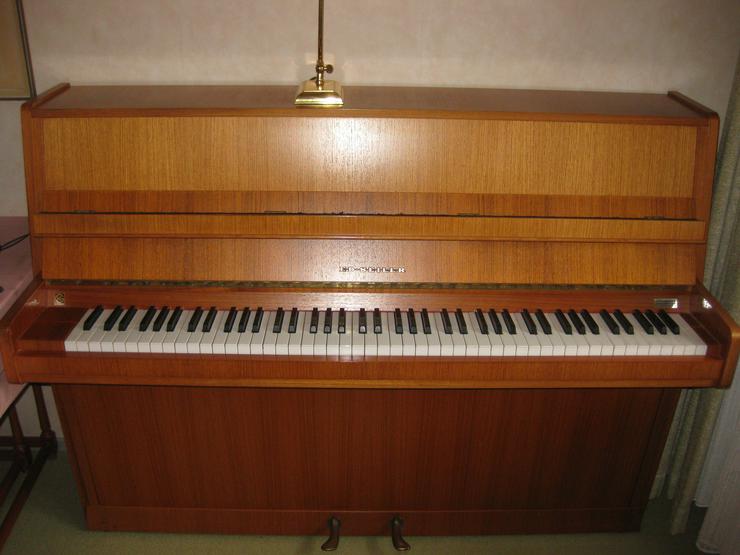 Bild 1: Gepflegtes Seiler-Klavier, teak 