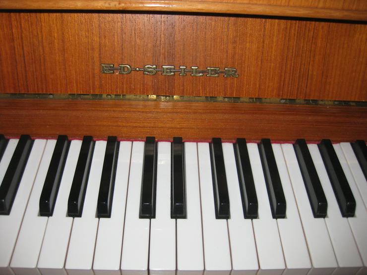 Bild 2: Gepflegtes Seiler-Klavier, teak 