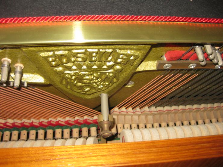 Bild 8: Gepflegtes Seiler-Klavier, teak 