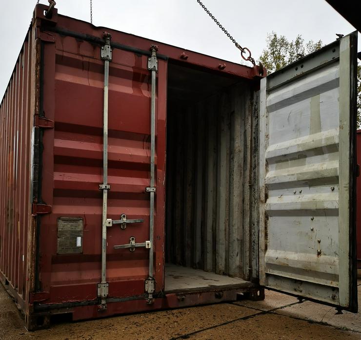 Bild 10: Seecontainer als Reifenlager