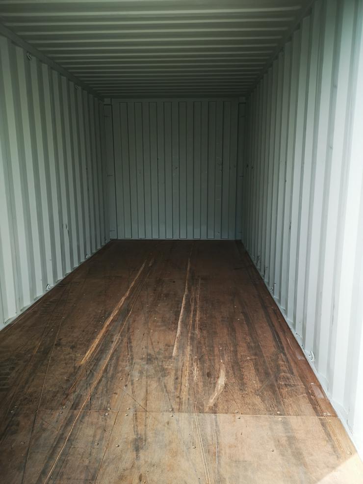 Bild 9: Neuwertige Seecontainer