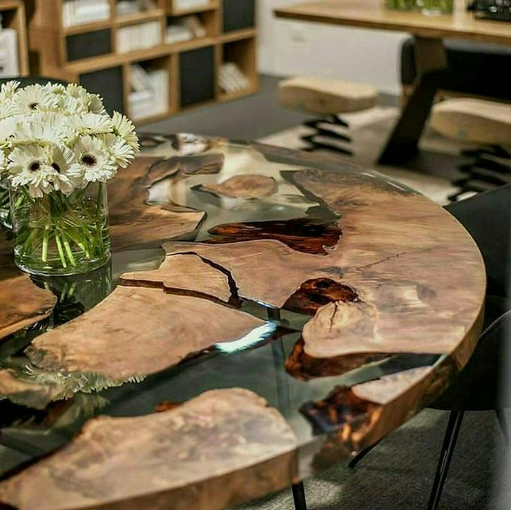 Bild 10: Tisch aus Eiche, Nussbaum, Esche. 1 m2 ab 550 €. Aus der Ukraine. Mondscheinpfad, Morgenwasserfall oder Sternenschein