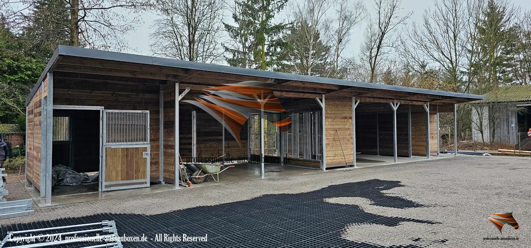 Bild 16: Aussenboxen, Pferdestall, Pferdeboxen, Offenstall, Stallbau, Paddockbox bauen, Stalltüren, Stallangebote, Stall bauen, Stallbau, Pferdesportsysteme, Stallplanung, Pferdesport,