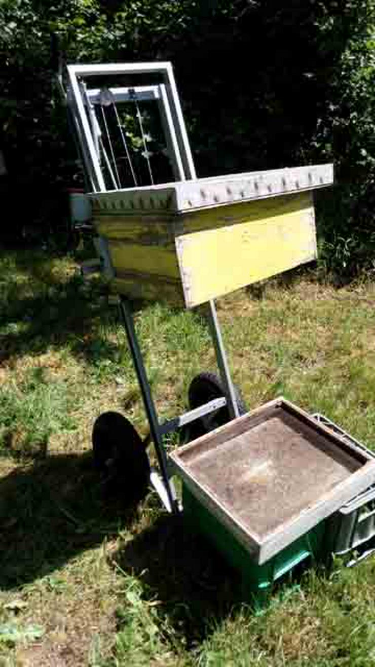 Bild 5: Apilift Mobilkran für Bienenstöcke