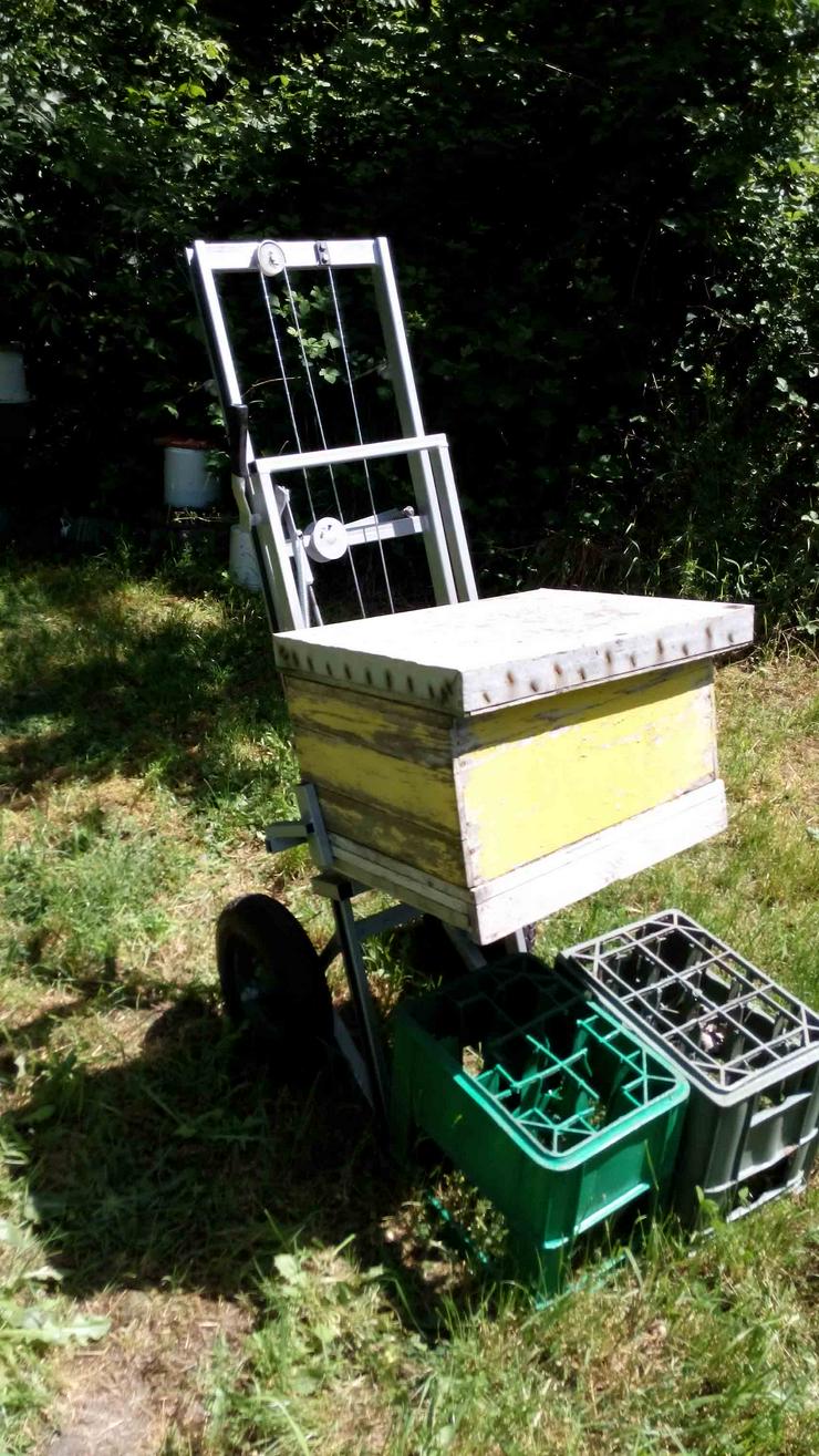 Bild 4: Apilift Mobilkran für Bienenstöcke