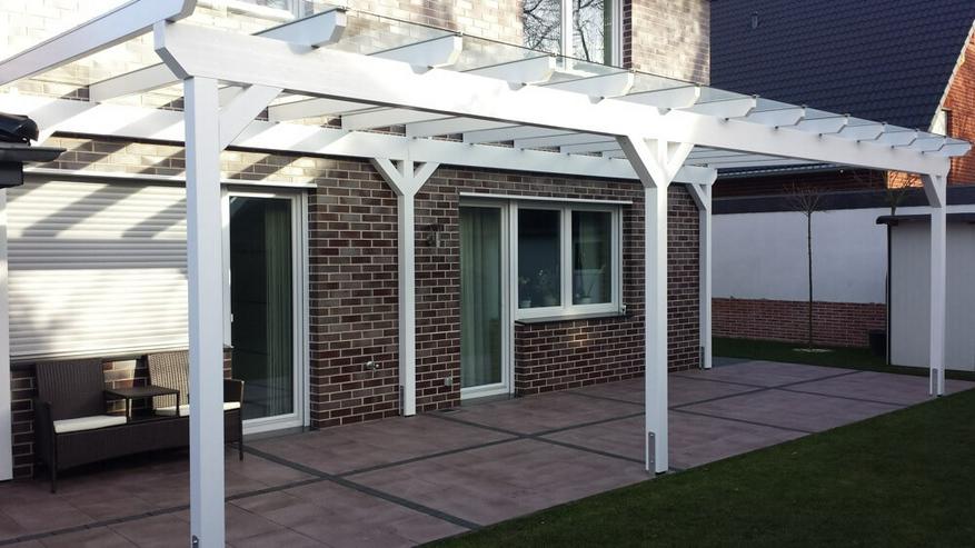 Bild 9: Terrassenüberdachung aus Holz oder Alu mit Stegplatten und Glas von solidus24
