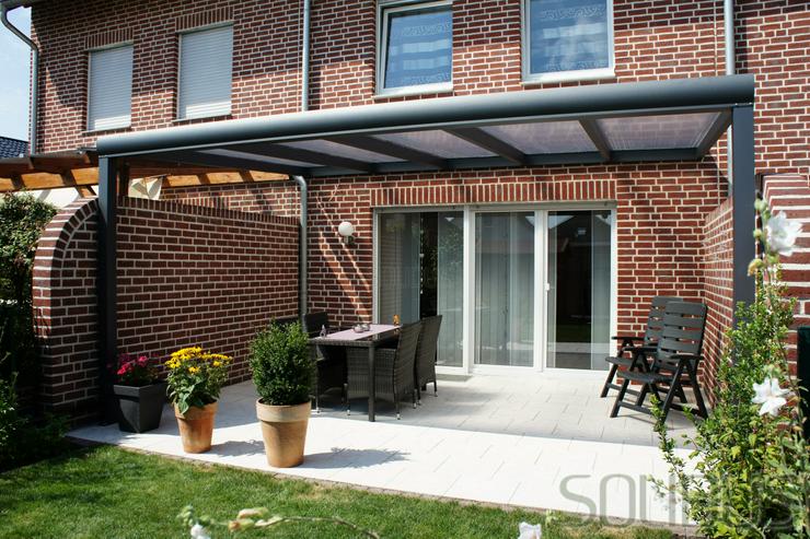 Bild 17: Terrassenüberdachung aus Holz oder Alu mit Stegplatten und Glas von solidus24