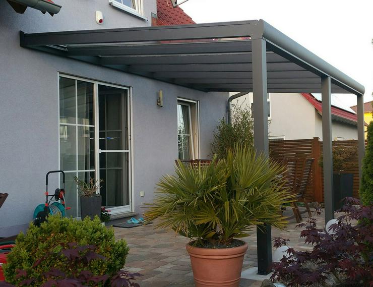 Bild 4: Terrassenüberdachung aus Holz oder Alu mit Stegplatten und Glas von solidus24