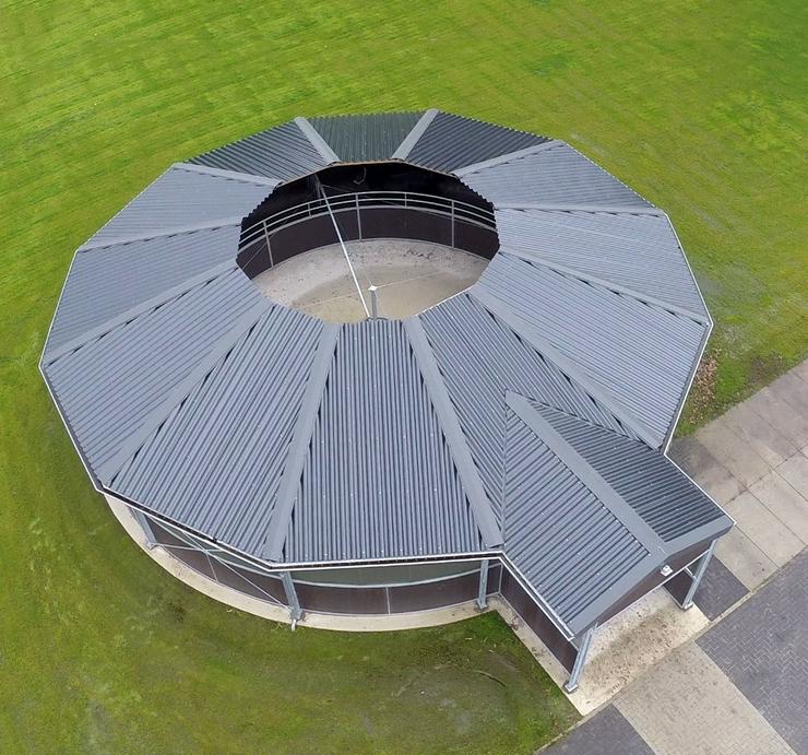 Bild 18: Hufschlagüberdachung und Longierhallen als Wetterschutz