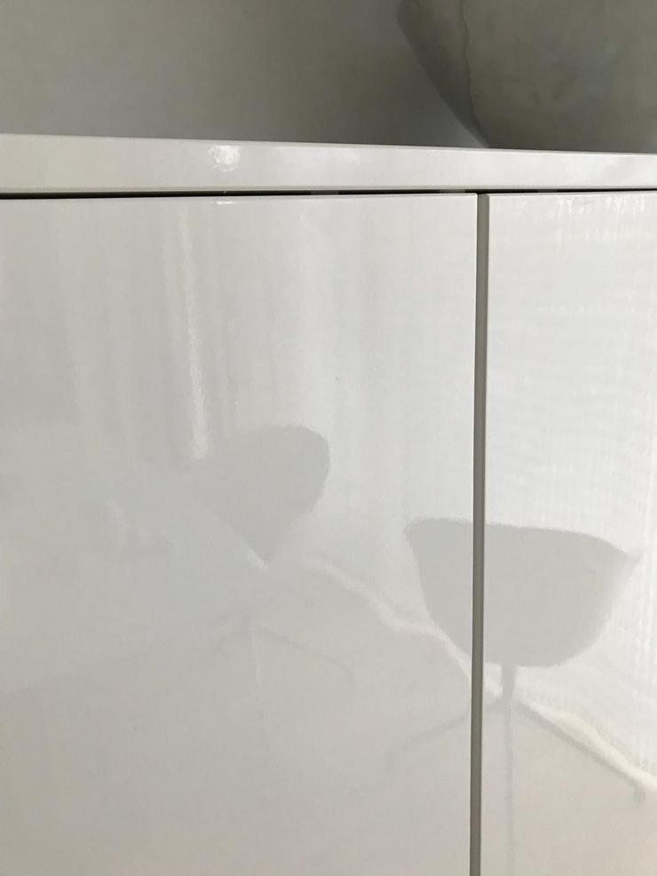 Bild 3: sehr gepflegter und neuwertig aussehender Raumaufteiler / Regalschrank von BoConcept (weiss lackiert) zu verkaufen