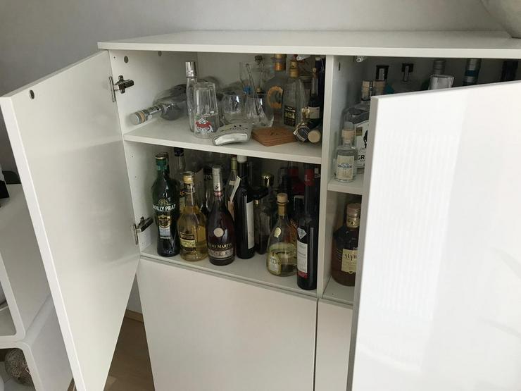 Bild 6: sehr gepflegter und neuwertig aussehender Raumaufteiler / Regalschrank von BoConcept (weiss lackiert) zu verkaufen