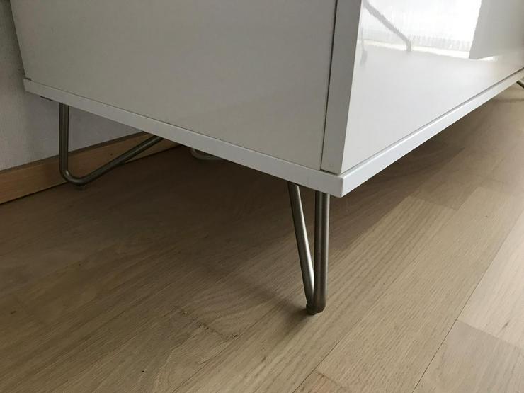 Bild 2: sehr gepflegter und neuwertig aussehender Raumaufteiler / Regalschrank von BoConcept (weiss lackiert) zu verkaufen