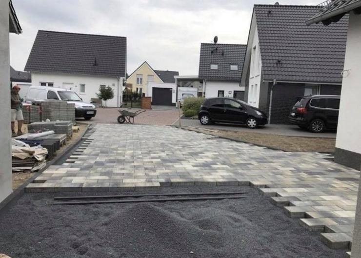 Bild 4: Handwerker, Gartenbau, Bagger Arbeit, Pflastern 