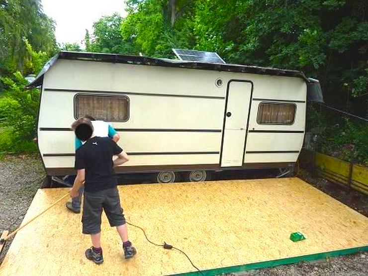 Bild 3: BERGER festes Vorzelt mit Podest und Linoleum