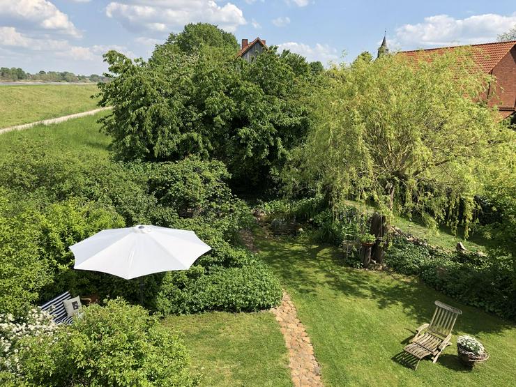 Bild 6: Historisches Reetdach-Fachwerkanwesen mit Elbblick im Wendland