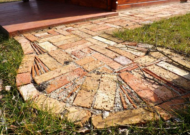 Bild 6: Baumumrandung Baumring Strauchumrandung Beeteinfassung Randsteine Trennsteine  Antikziegel alte Mauersteine Backsteine Rückbausteine Klinker