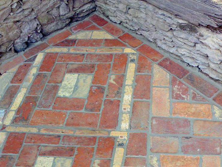 Bild 7: Baumumrandung Baumring Strauchumrandung Beeteinfassung Randsteine Trennsteine  Antikziegel alte Mauersteine Backsteine Rückbausteine Klinker