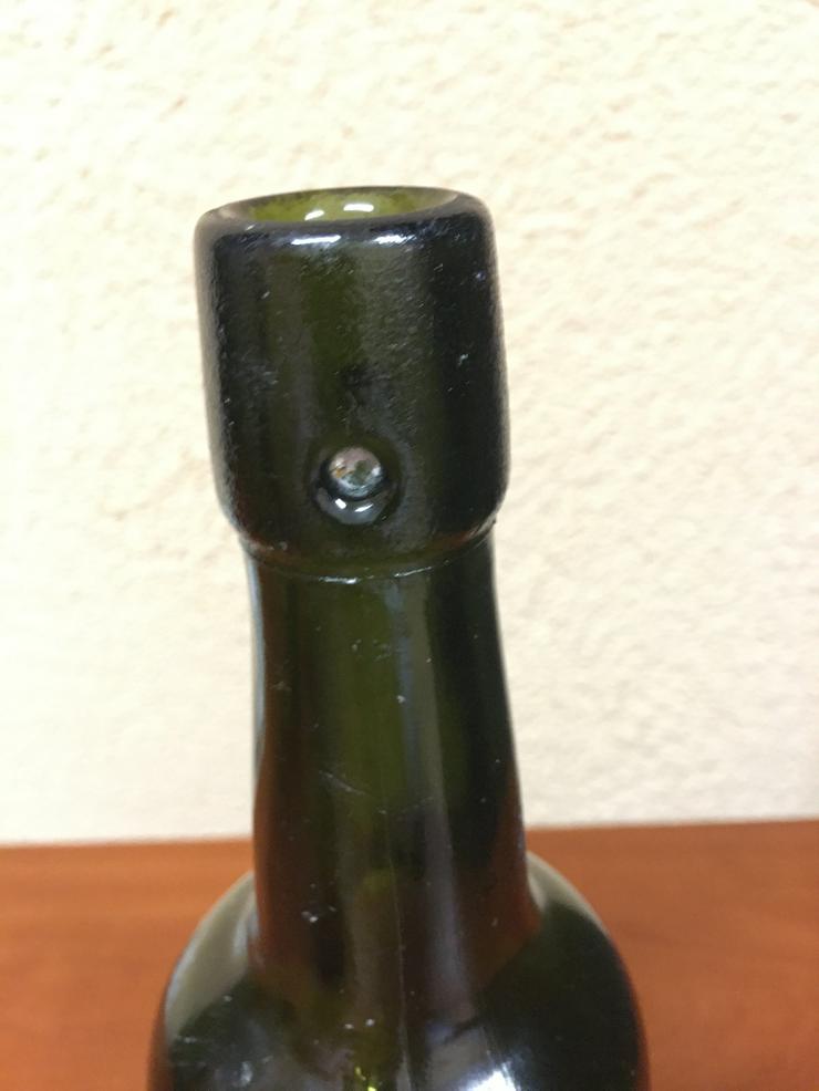 Bild 4: Eine seltene Flasche aus dem Zweiten Weltkrieg mit der Inschrift Ostmark Braurei Konigsberg pr.