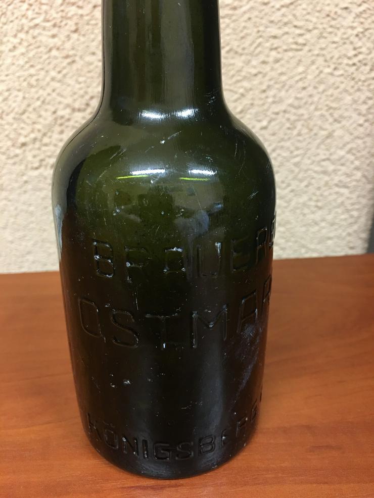 Bild 2: Eine seltene Flasche aus dem Zweiten Weltkrieg mit der Inschrift Ostmark Braurei Konigsberg pr.