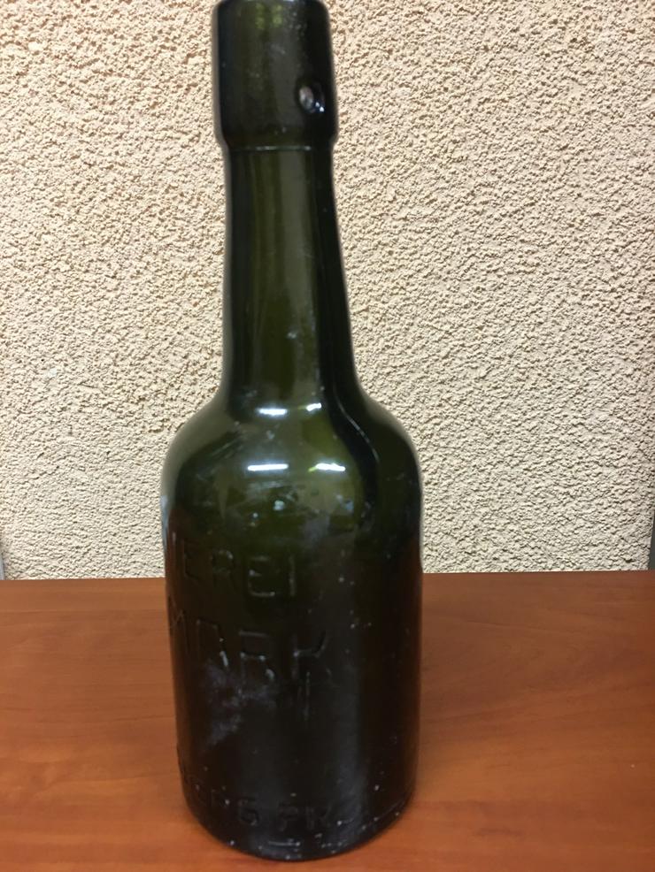 Bild 6: Eine seltene Flasche aus dem Zweiten Weltkrieg mit der Inschrift Ostmark Braurei Konigsberg pr.