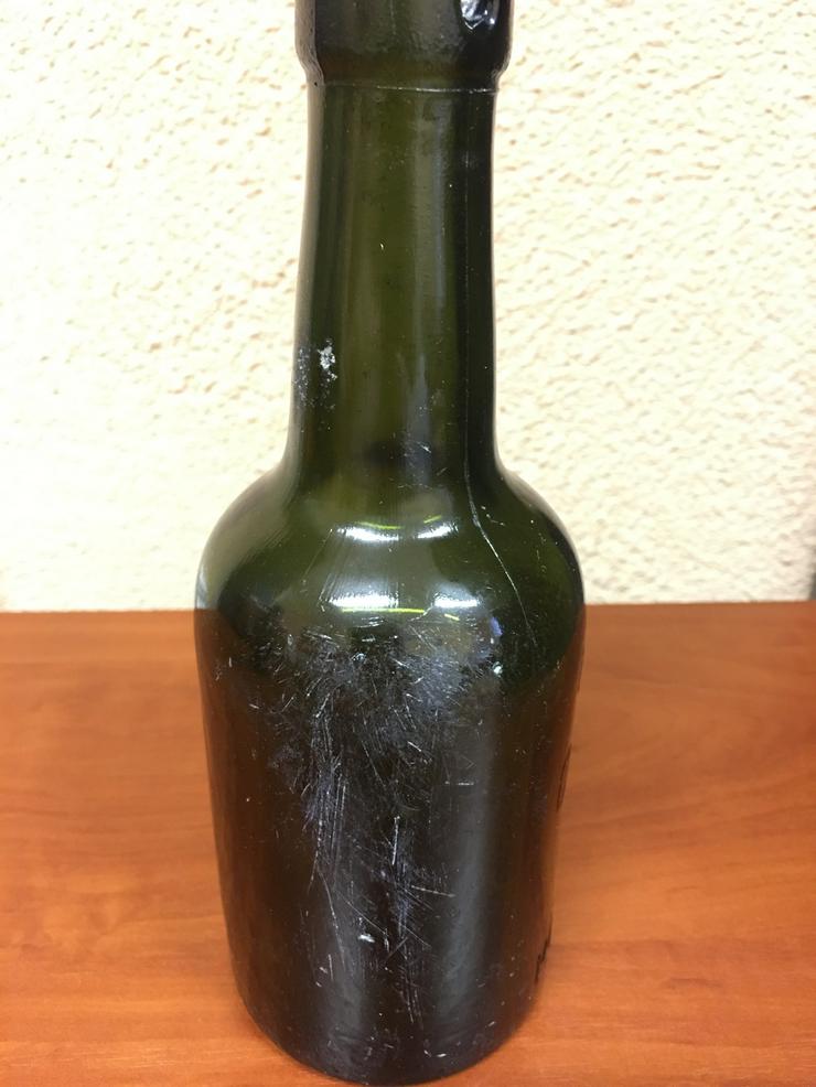 Bild 3: Eine seltene Flasche aus dem Zweiten Weltkrieg mit der Inschrift Ostmark Braurei Konigsberg pr.