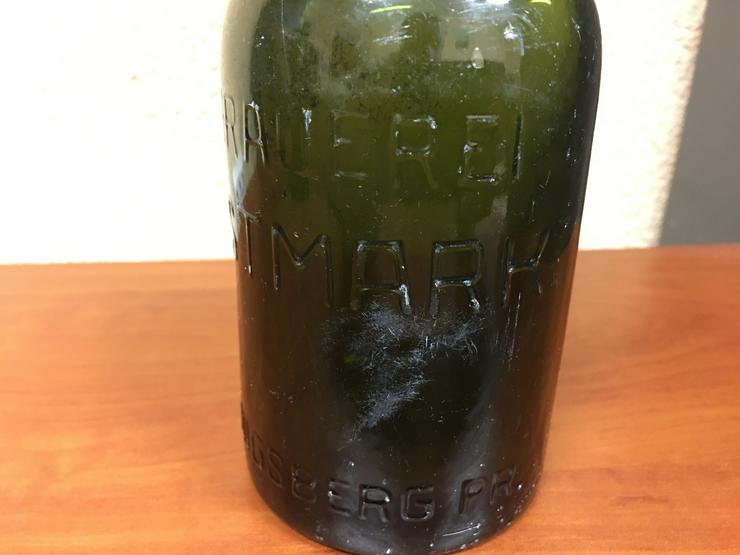 Bild 5: Eine seltene Flasche aus dem Zweiten Weltkrieg mit der Inschrift Ostmark Braurei Konigsberg pr.