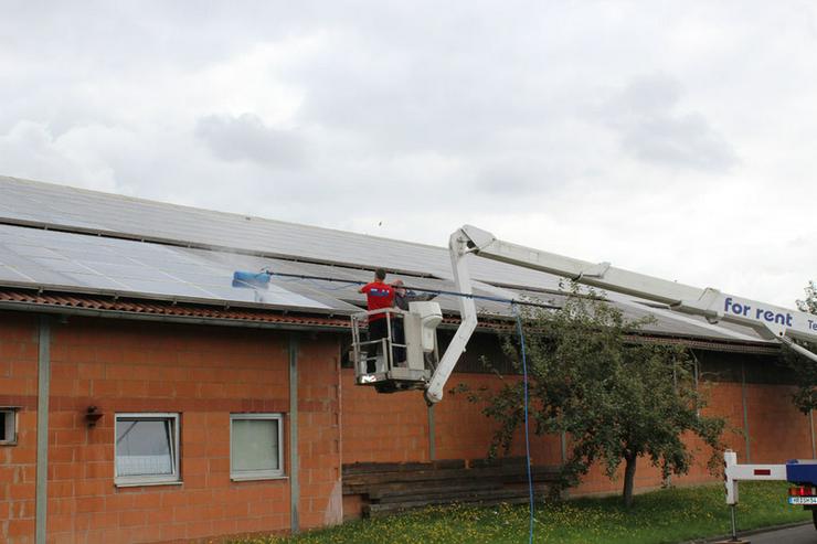 Bild 4: Photovoltaik-Reinigung mit Spezial Hub-Steiger