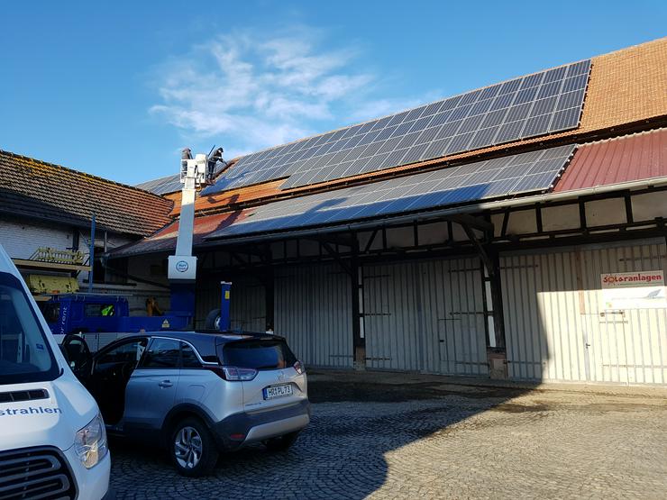 Photovoltaik-Reinigung mit Spezial Hub-Steiger