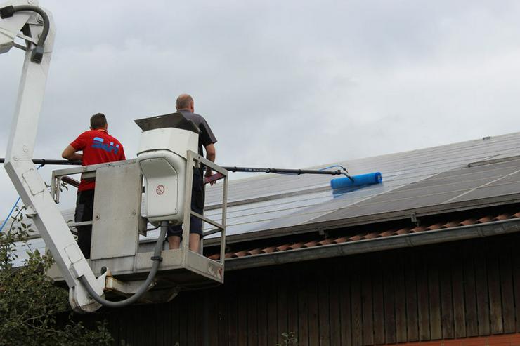 Bild 6: Photovoltaik-Reinigung mit Spezial Hub-Steiger