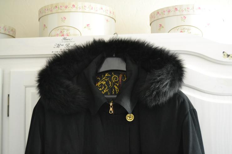 Bild 4: Schwarze Winterjacke wattiert mit Kapuze