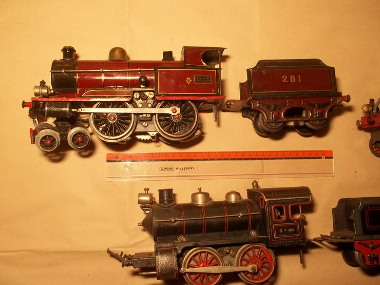 Bild 15: Antiker Märklin und andere Lokomotivsammlung