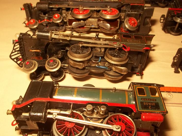 Bild 12: Antiker Märklin und andere Lokomotivsammlung