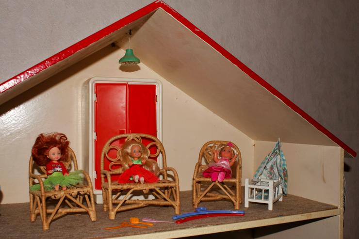 Bild 7: Puppenhaus 1970 Möbel teils 1950. 
