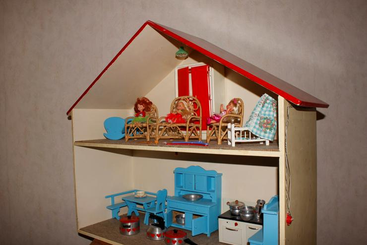 Bild 8: Puppenhaus 1970 Möbel teils 1950. 