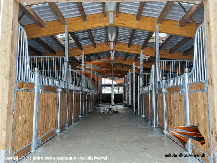 Bild 14: Pferdestall & Stallboxen - Außenboxen, Innenboxen, Offenstall kaufen, Stallanlagen & Weideunterstand mit Futterraufen und Weidehütten für Pferde Top Pferdebox