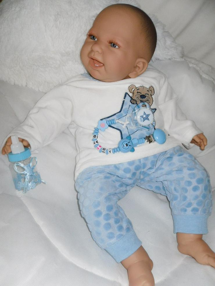  Babypuppen Noah 54 cm mit Schnuller und Schnullerkette Doro Baby  - Puppen - Bild 11