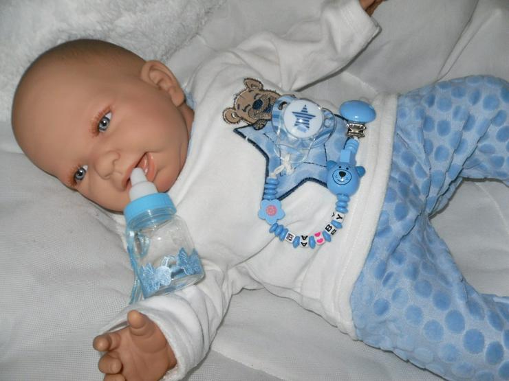 Bild 10:  Babypuppen Noah 54 cm mit Schnuller und Schnullerkette Doro Baby 
