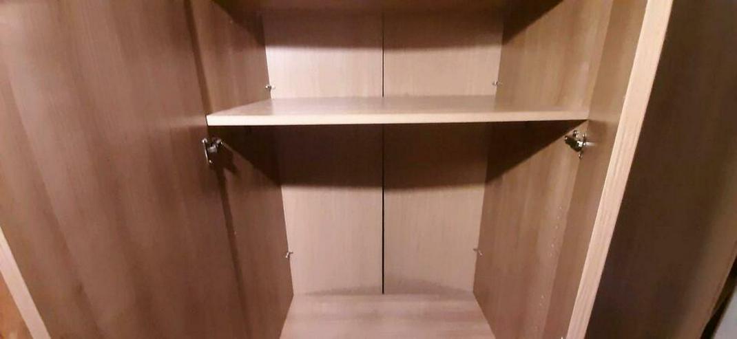 Bild 8: Hellbrauner Kleiderschrank // Schrank in gutem Zustand