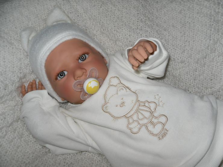 Babypuppen Bennet 54 cm mit Schnuller Doro Dolls Baby NEU - Puppen - Bild 2