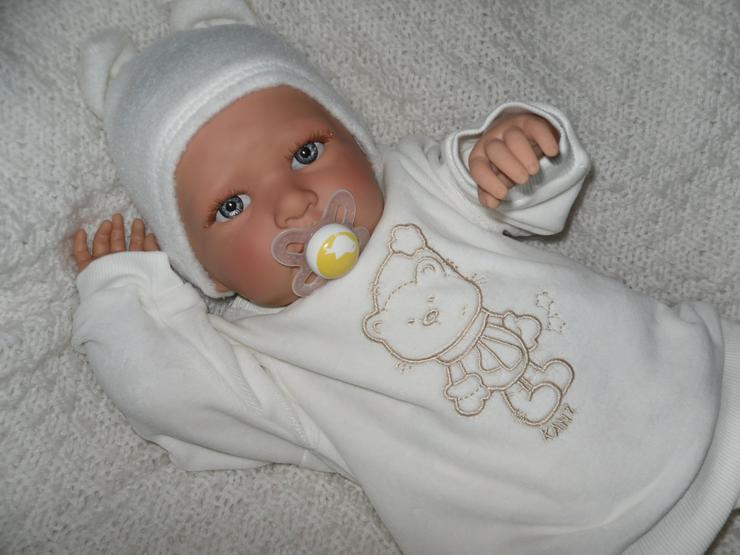 Babypuppen Bennet 54 cm mit Schnuller Doro Dolls Baby NEU - Puppen - Bild 3