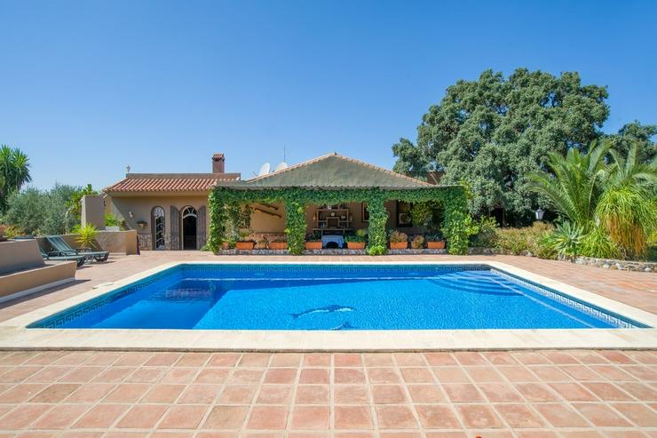 Zu verkaufen 4600 m² Grundstück mit 2 Einfamilien Häuser und 2 Appartments & Swimming Pool in Malaga Spanien