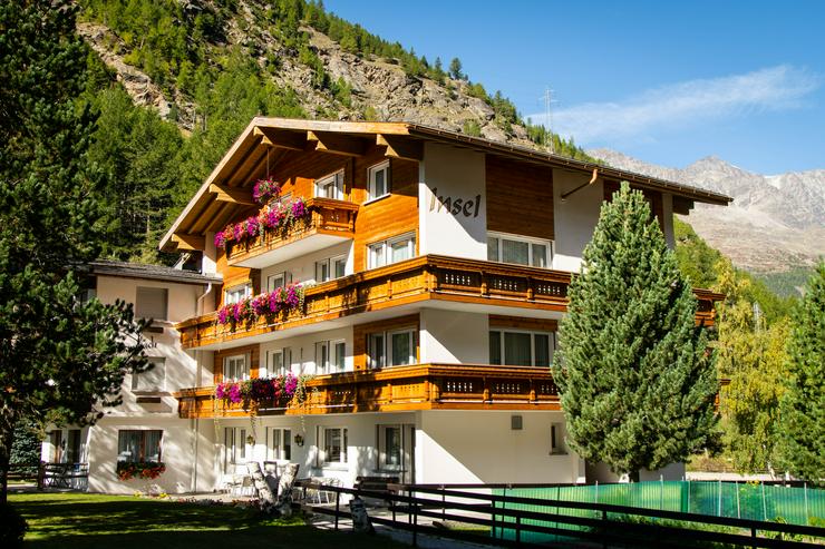Bild 1: Ferienhaus für Familien Gruppen Schullager Freizeiten Wallis Berge Wandern Skifahren