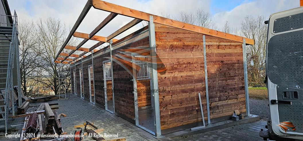 Bild 17: Pferdestallhersteller - Außenboxen, Pferdebox & Offenstall kaufen | Stallbau, Paddockbox, Stallungen und Stalltüren, Stallfenster TOP Pferdestall bauen