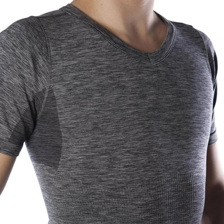 Bild 8: Stoma T-Shirt mit V-Ausschnitt und kurzen Ärmeln – Herren