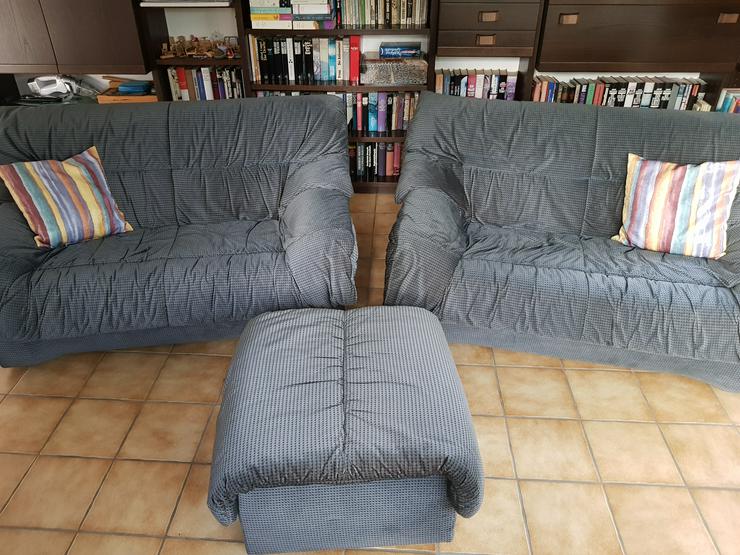 Zwei Zweisitzer-Sofas mit Hocker