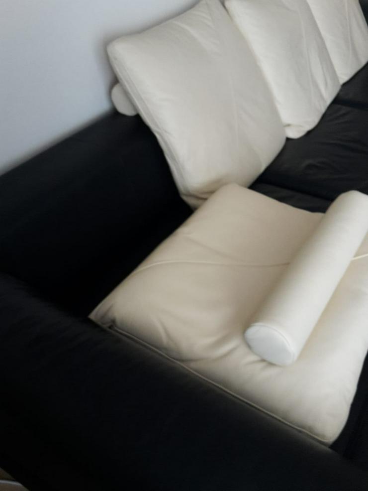 Bild 3: Designer-Echtleder-Sofa mit Ottomane und abnehmbaren Rückenkissen 